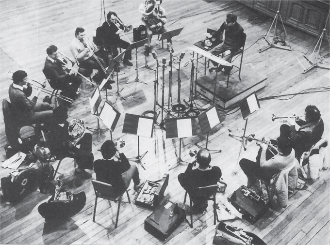 Рис. 13.6. Фотография с сессии Ансамбля медных духовых Филипа Джонса (Philip Jones Brass Ensemble): тесная «подкова» центральных микрофонов. Фото: Майк Эванс; предоставлено Decca Music Group Ltd.